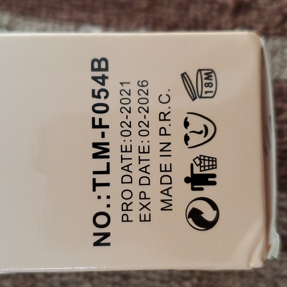 TLM Color Changing Foundation NIB - Picture 5 of 10